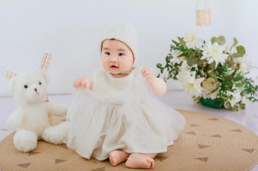 来宾宝宝在妈妈肚子里